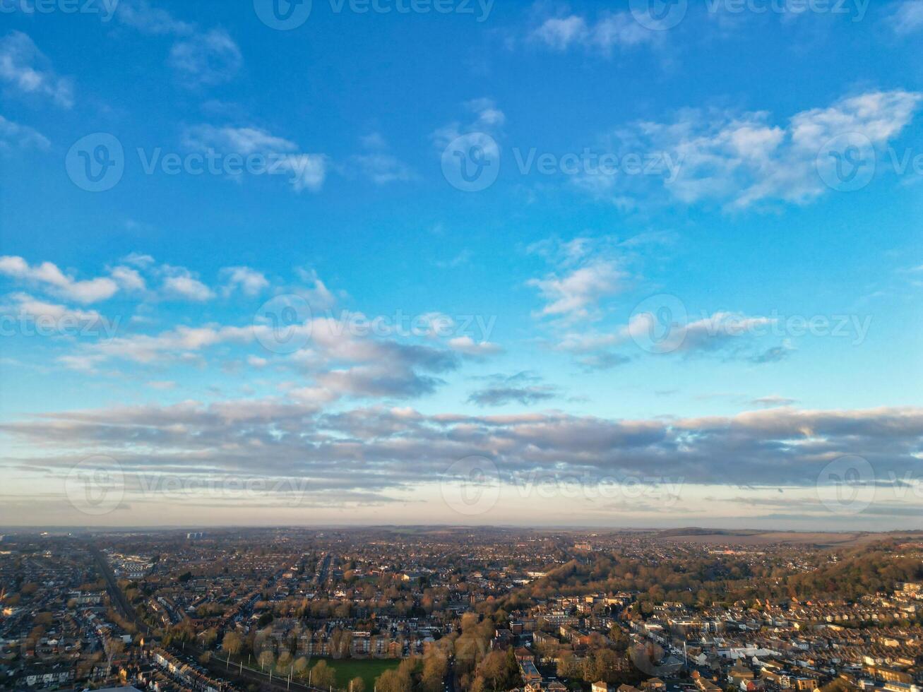 Alto ângulo Visão do central luton cidade do Inglaterra Reino Unido durante pôr do sol tempo. dezembro 1º, 2023 foto