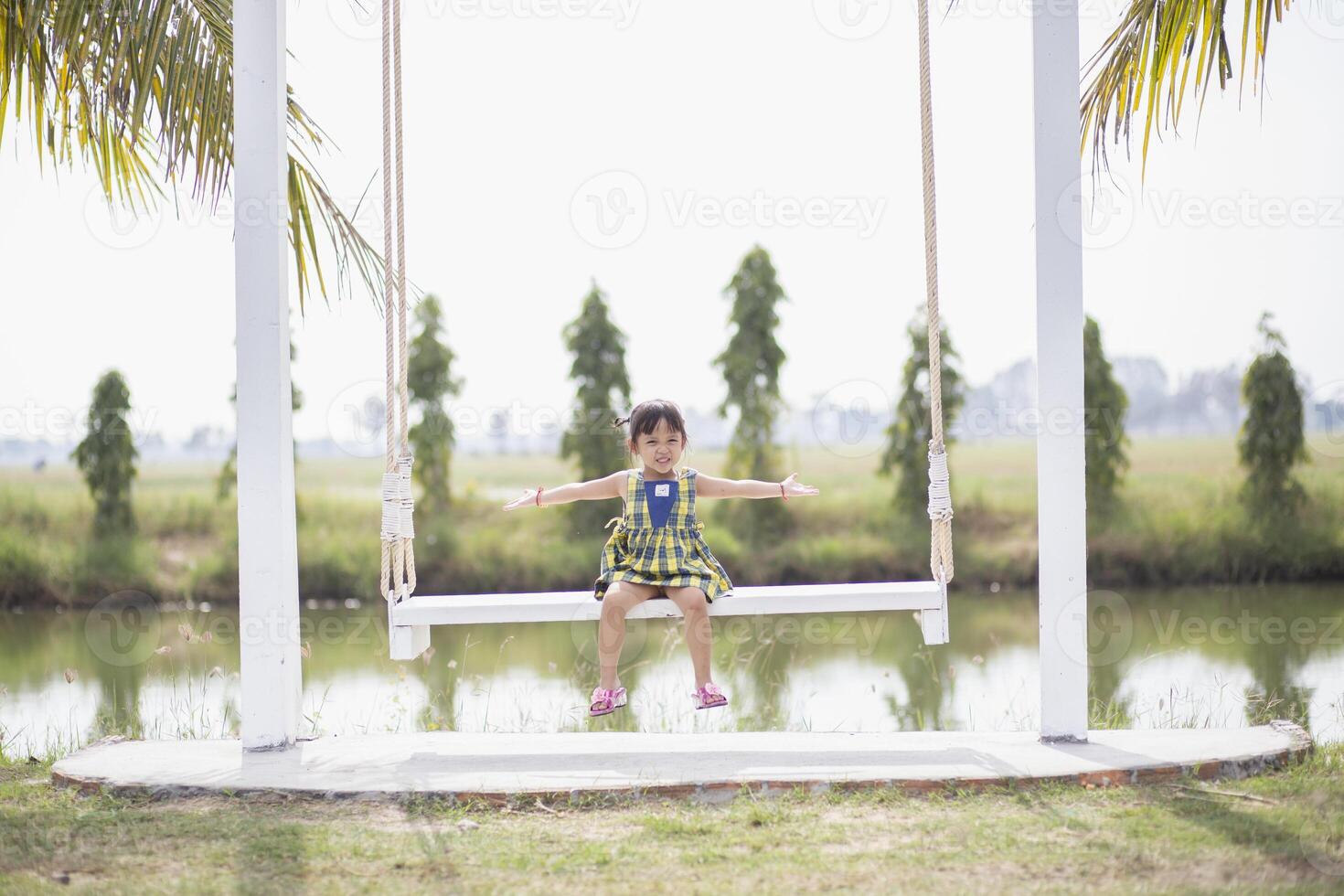 uma jovem mulher senta em uma balanço e admira a tirar o fôlego Visão do lindo natureza. foto