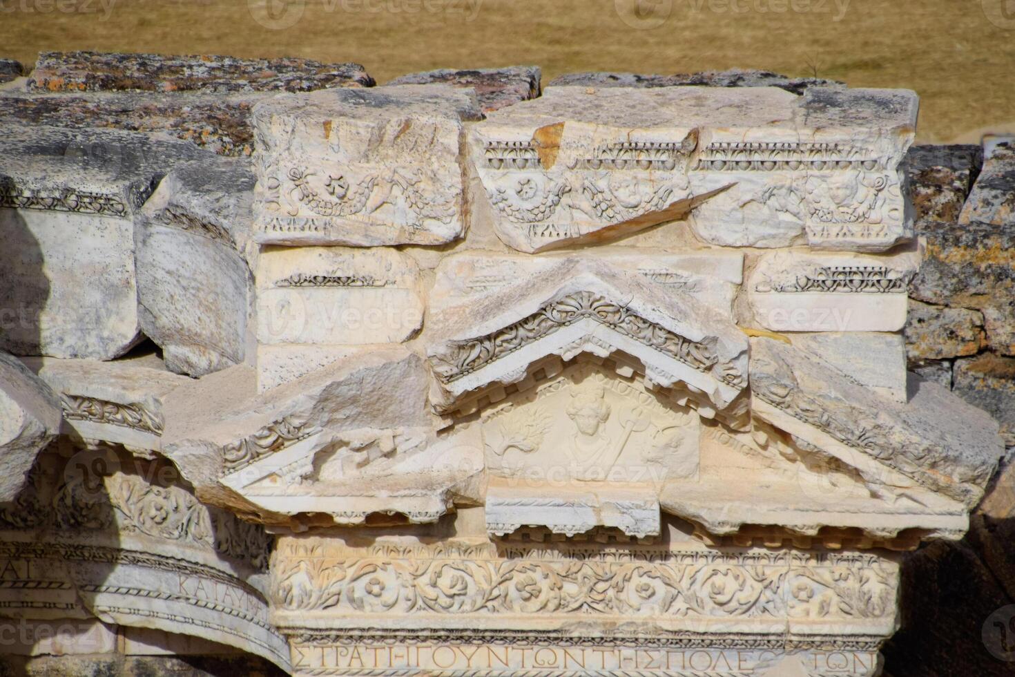 baixos-relevos do Antiguidade cenas em a frontões do a anfiteatro dentro Hierápolis, peru. foto