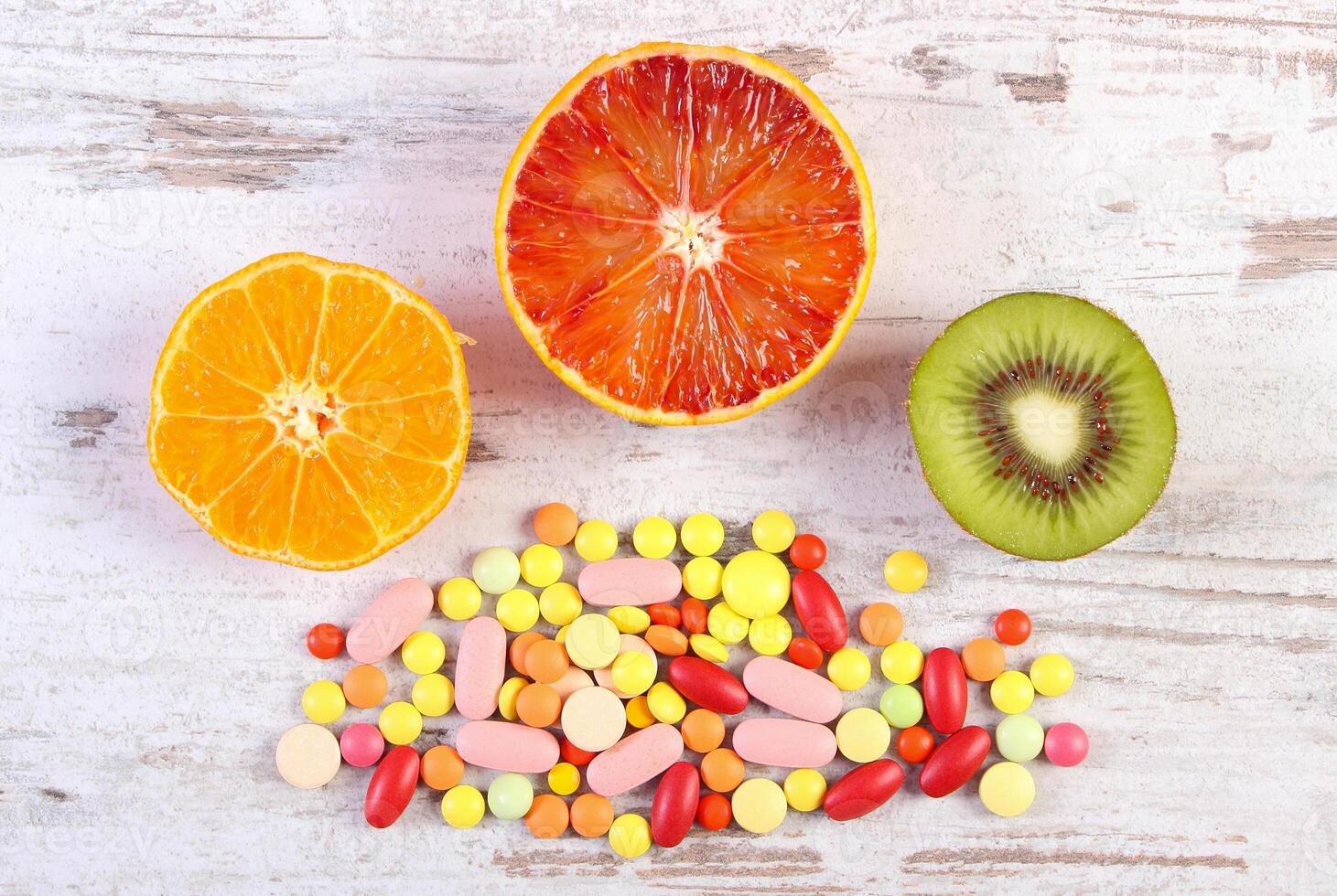 fresco frutas e colorida médico pílulas, escolha entre saudável nutrição e médico suplementos foto