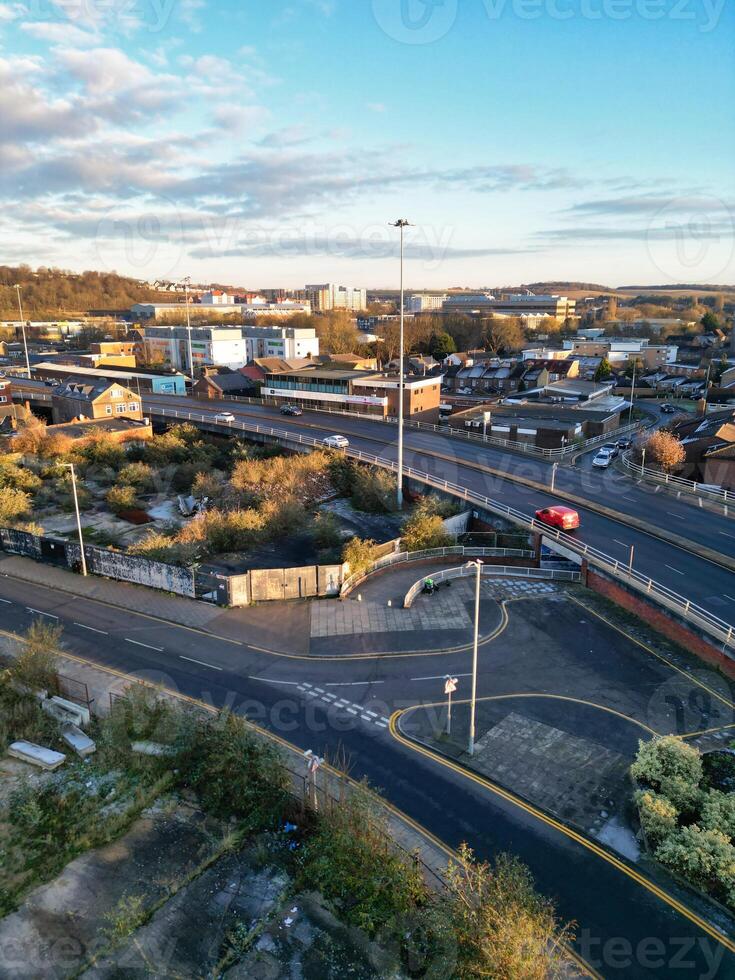 Alto ângulo Visão do central luton cidade do Inglaterra Reino Unido durante pôr do sol tempo. dezembro 1º, 2023 foto