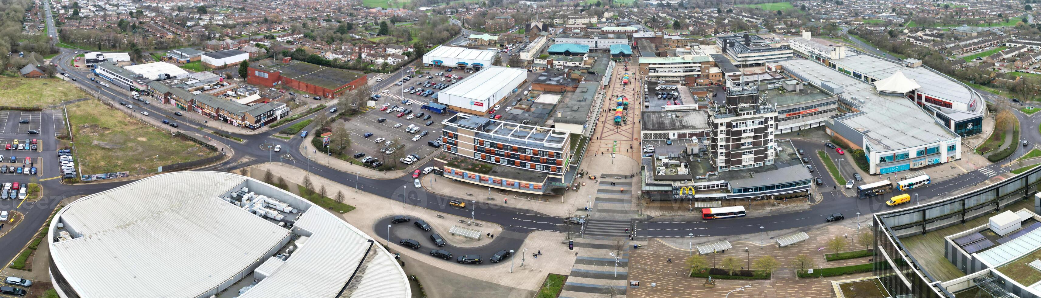 aéreo panorâmico Visão do Corby Cidade do Inglaterra Unidos reino durante nublado e chuvoso clima do inverno. janeiro 11º, 2024 foto