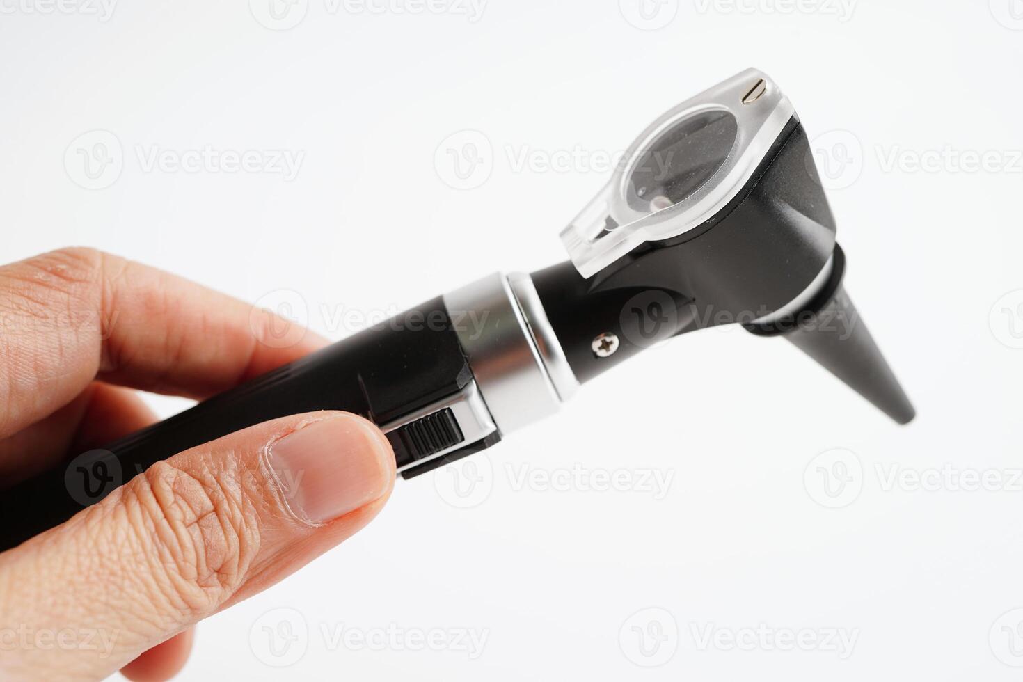 otoscópio isolado em branco fundo para otorrinolaringologista ou ent médico médico examinando Senior paciente orelha, audição perda problema. foto
