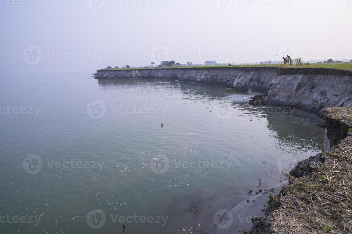 natural panorama Visão do a banco do a Padma rio com a azul água foto