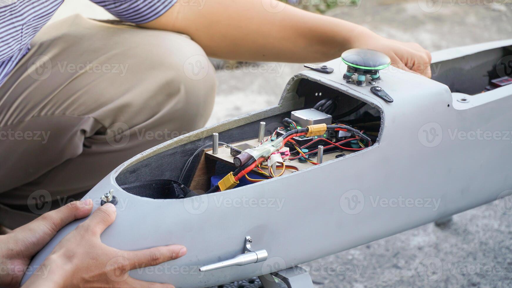 engenheiro concepção e montagem drones. caseiro aeronave fez a partir de resina e carbono fibra foto