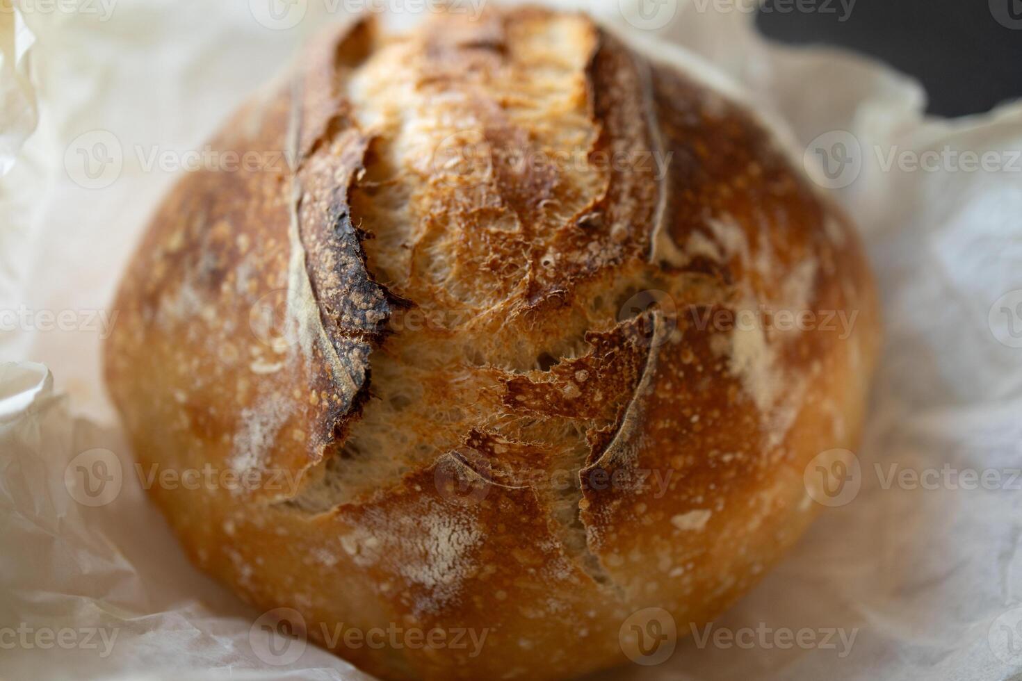 fresco pão do feito em casa fermento pão em pergaminho papel, fechar-se foto