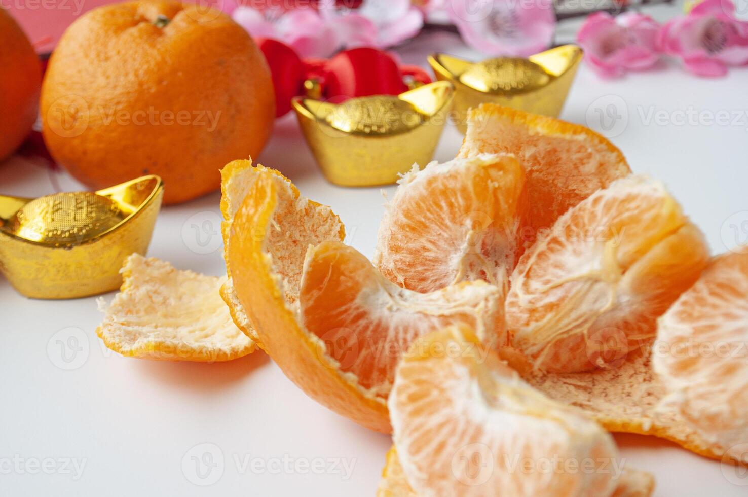topo Visão do repicado mandarim laranjas em branco cobrir fundo. chinês Novo ano vermelho celebratio foto