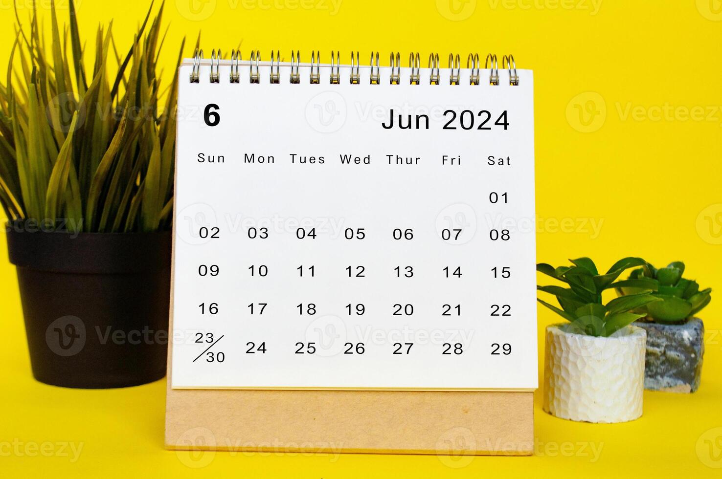 Junho 2024 calendário com amarelo sobre fundo. por mês calendário conceito foto