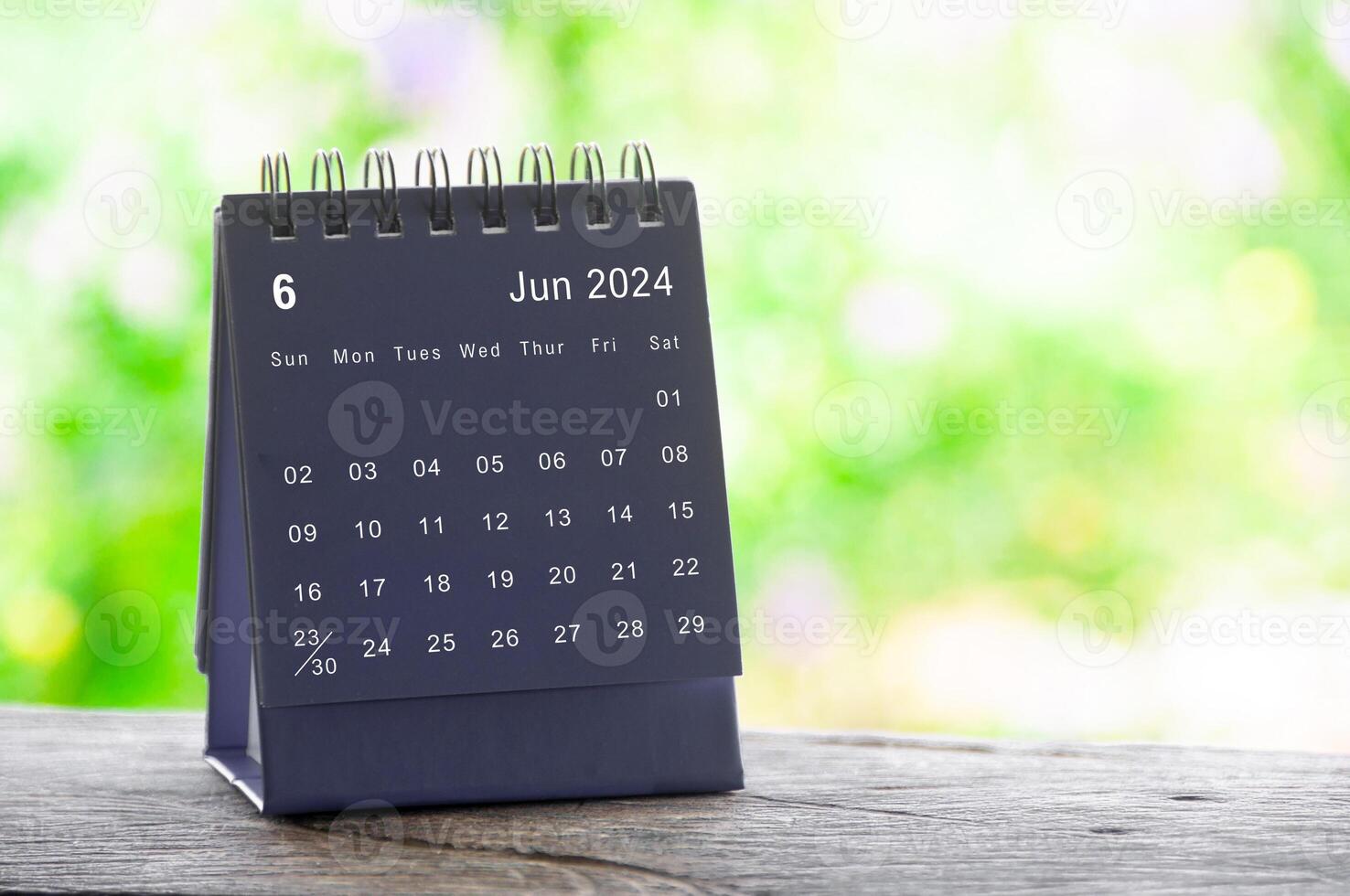 Junho 2024 mesa calendário com natureza fundo. calendário e mês conceito foto