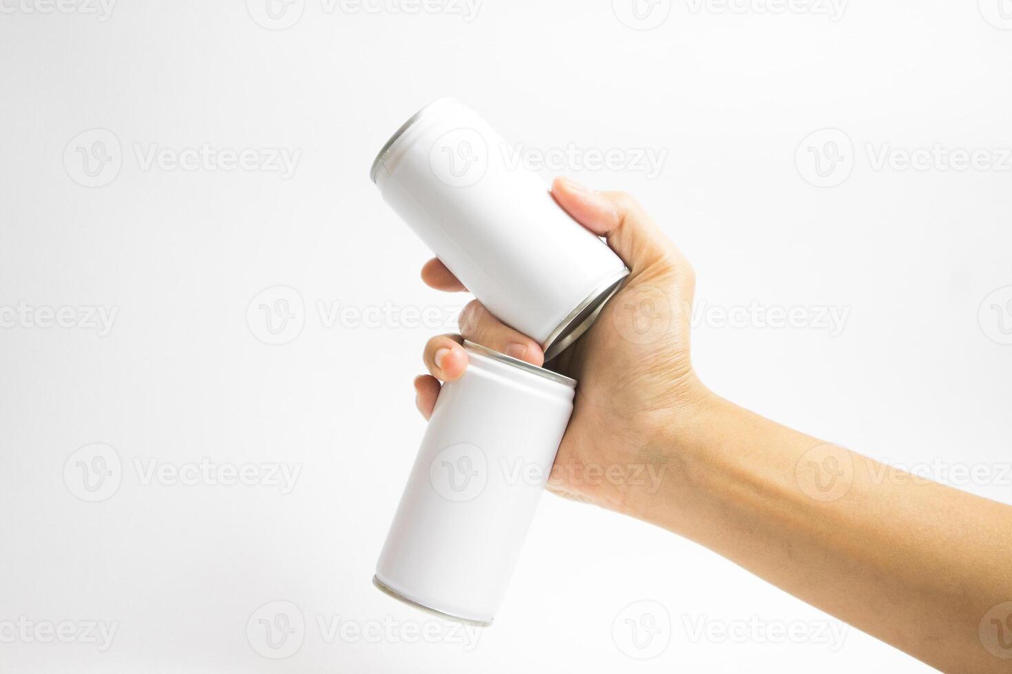 branco em branco mão segurando realista lata refrigerante pode luxo maquetes foto