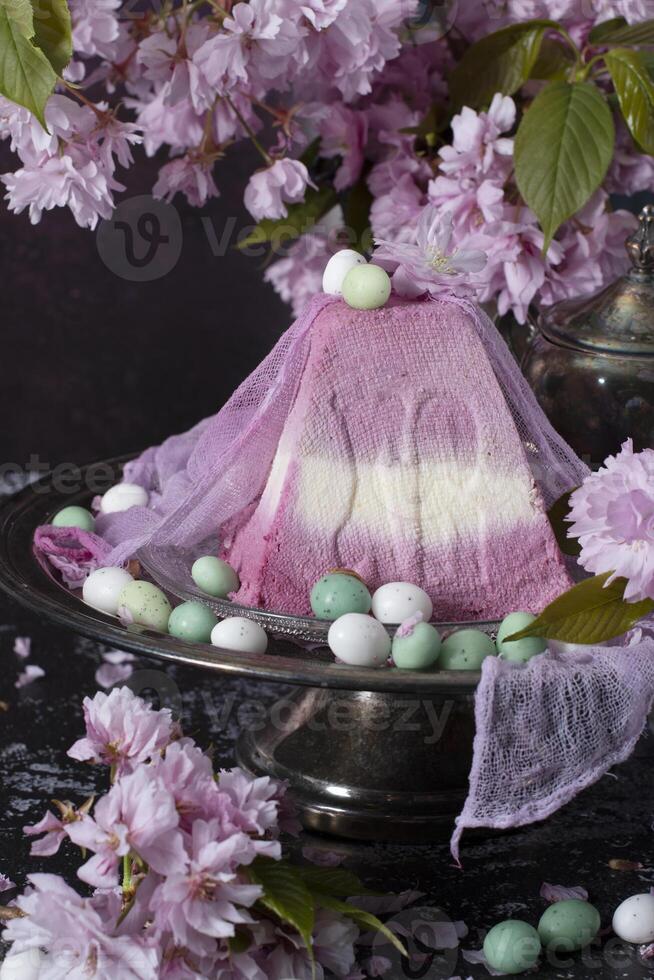 doce coalhada ortodoxo Páscoa em a fundo do roxa sakura, tradicional Comida foto