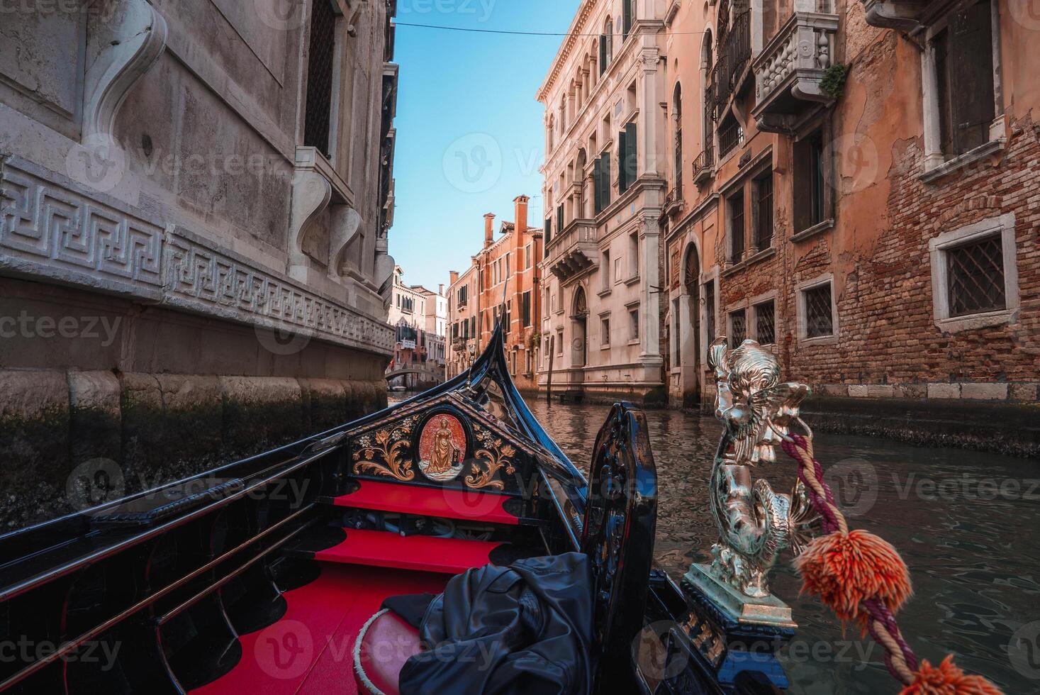 tranquilo gôndola planador ao longo Veneza canal, capturando sereno beleza do italiano verão foto