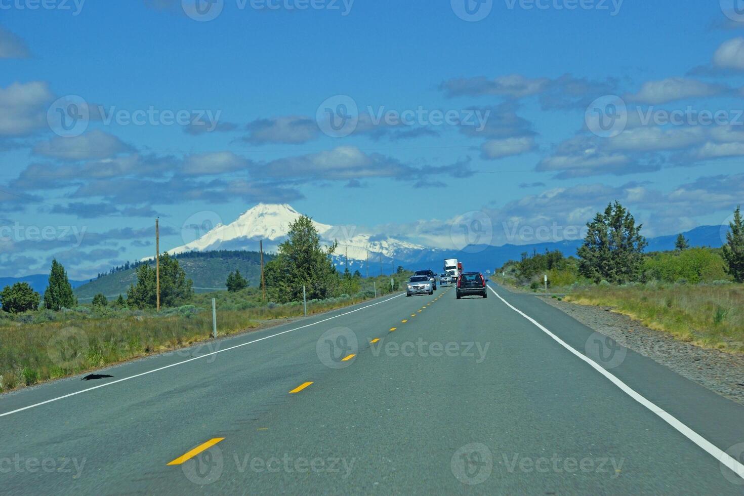 uma miragem distorce tráfego imagens em rodovia foto