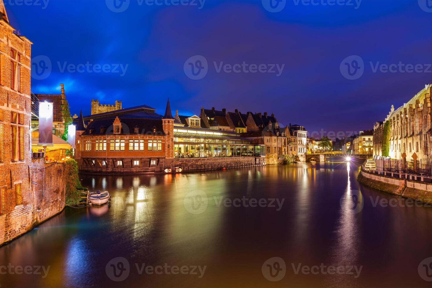 Gent canal dentro a tarde. Gante, Bélgica foto