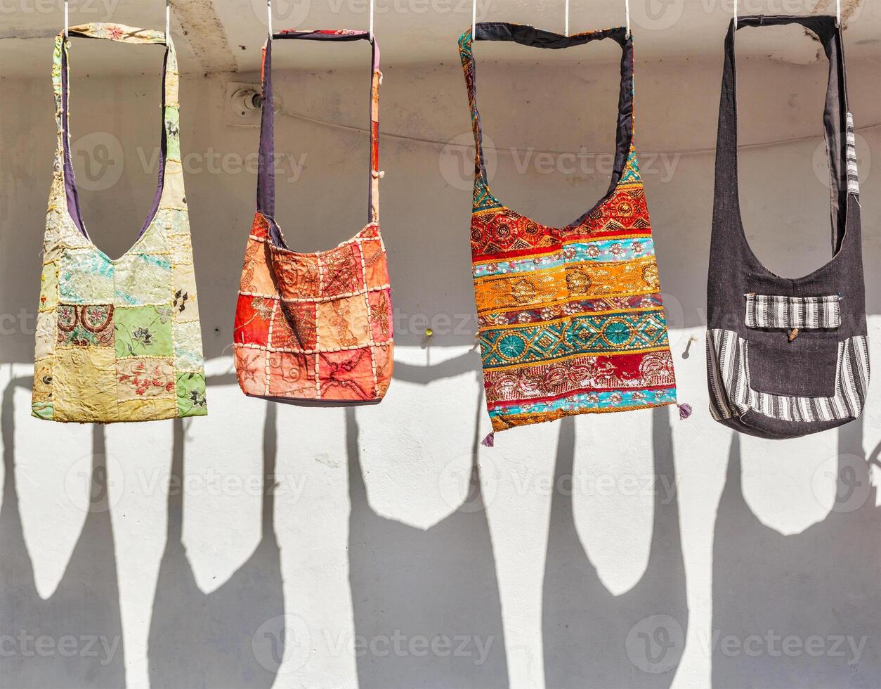 feito à mão bolsas em venda para turistas dentro Índia foto