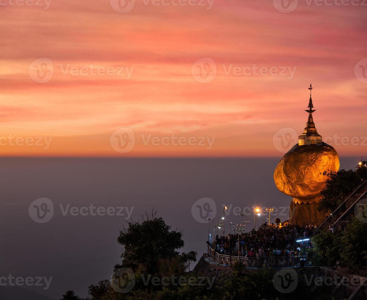 dourado Rocha Kyaiktiyo pagode, myanmar foto