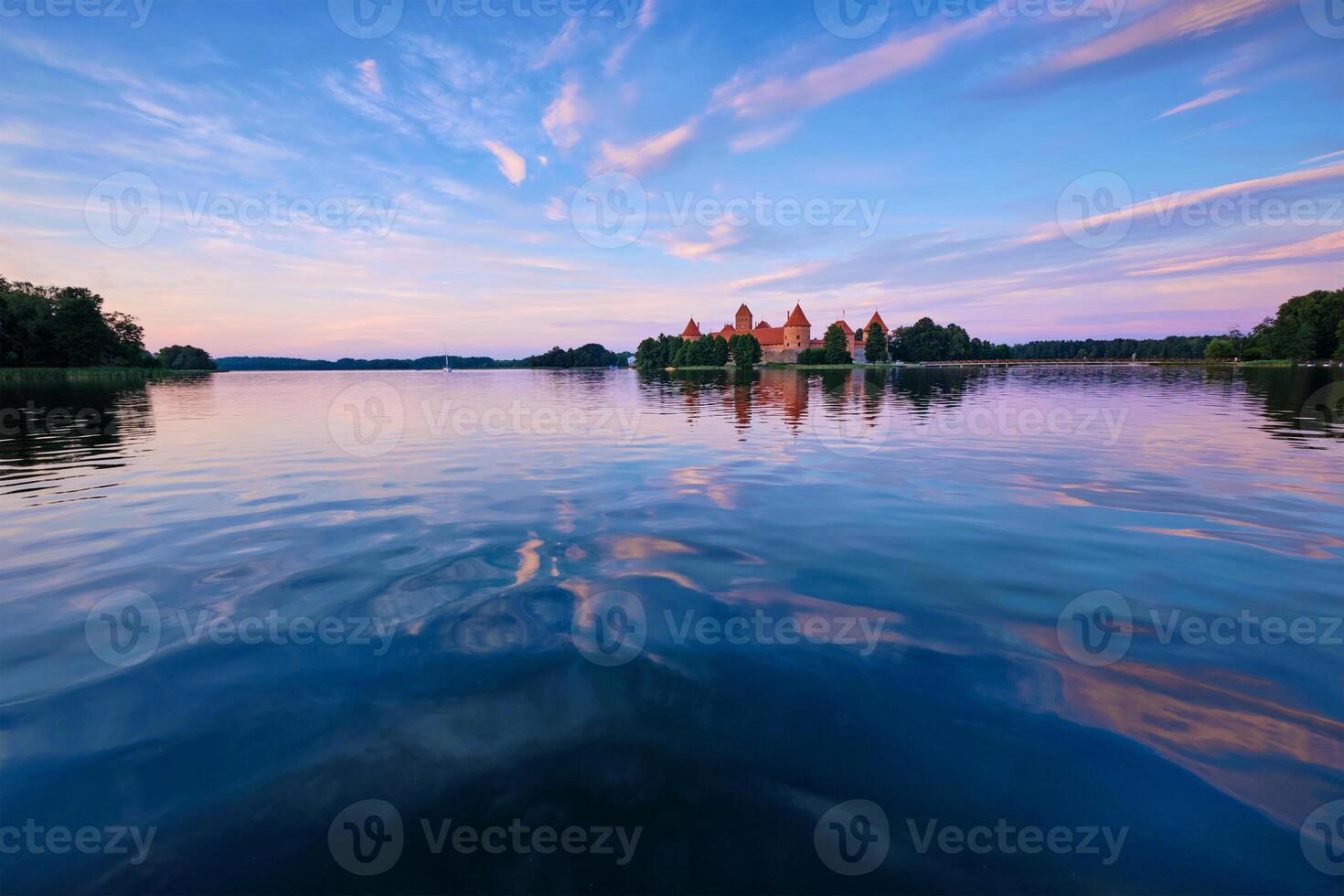 Trakai ilha castelo dentro lago galvanizar, Lituânia foto