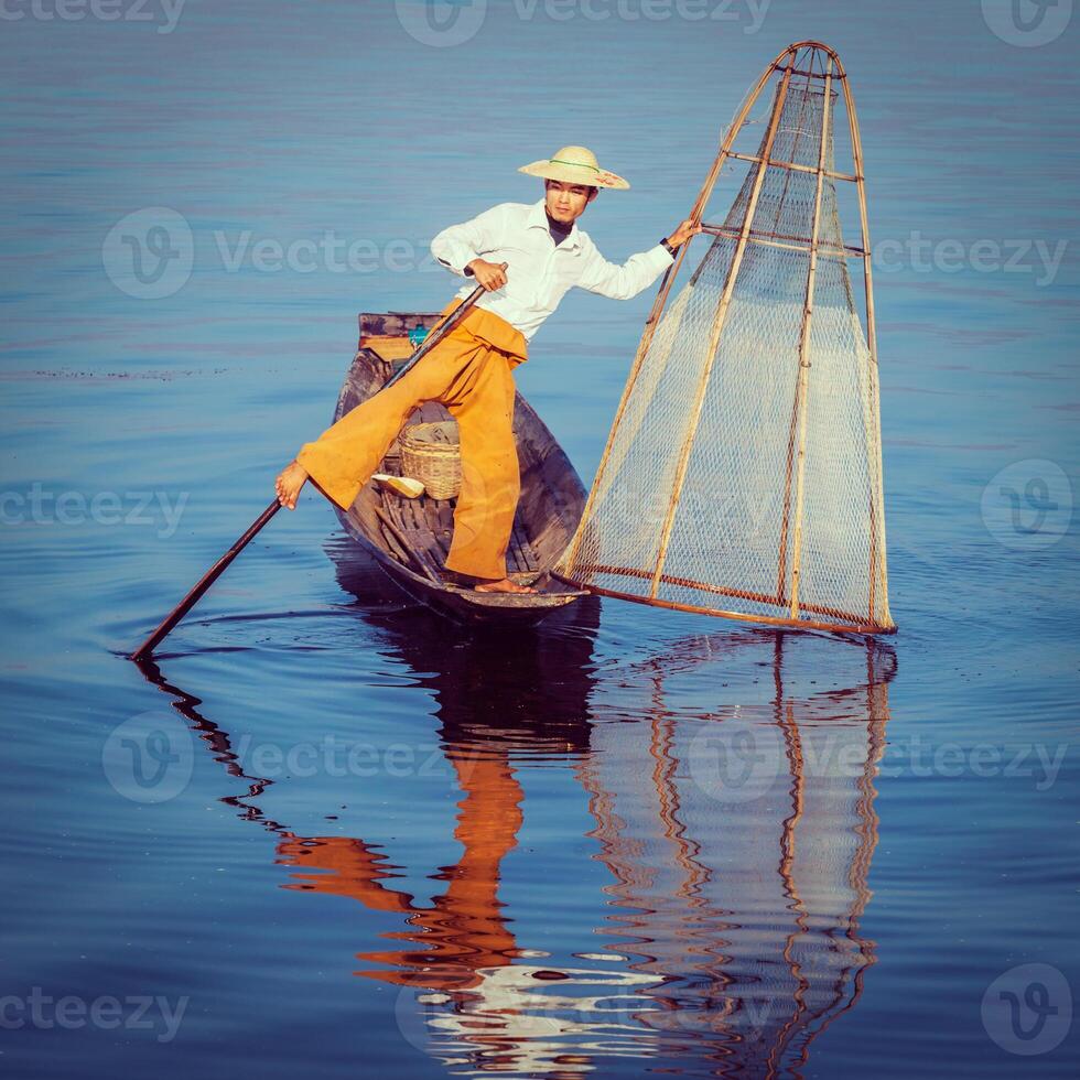 tradicional birmanês pescador às inle lago myanmar foto