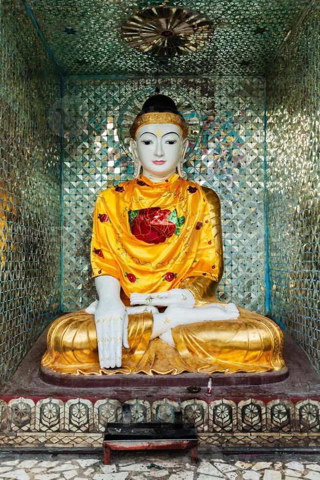 Buda estátua dentro Shwedagon pagode foto