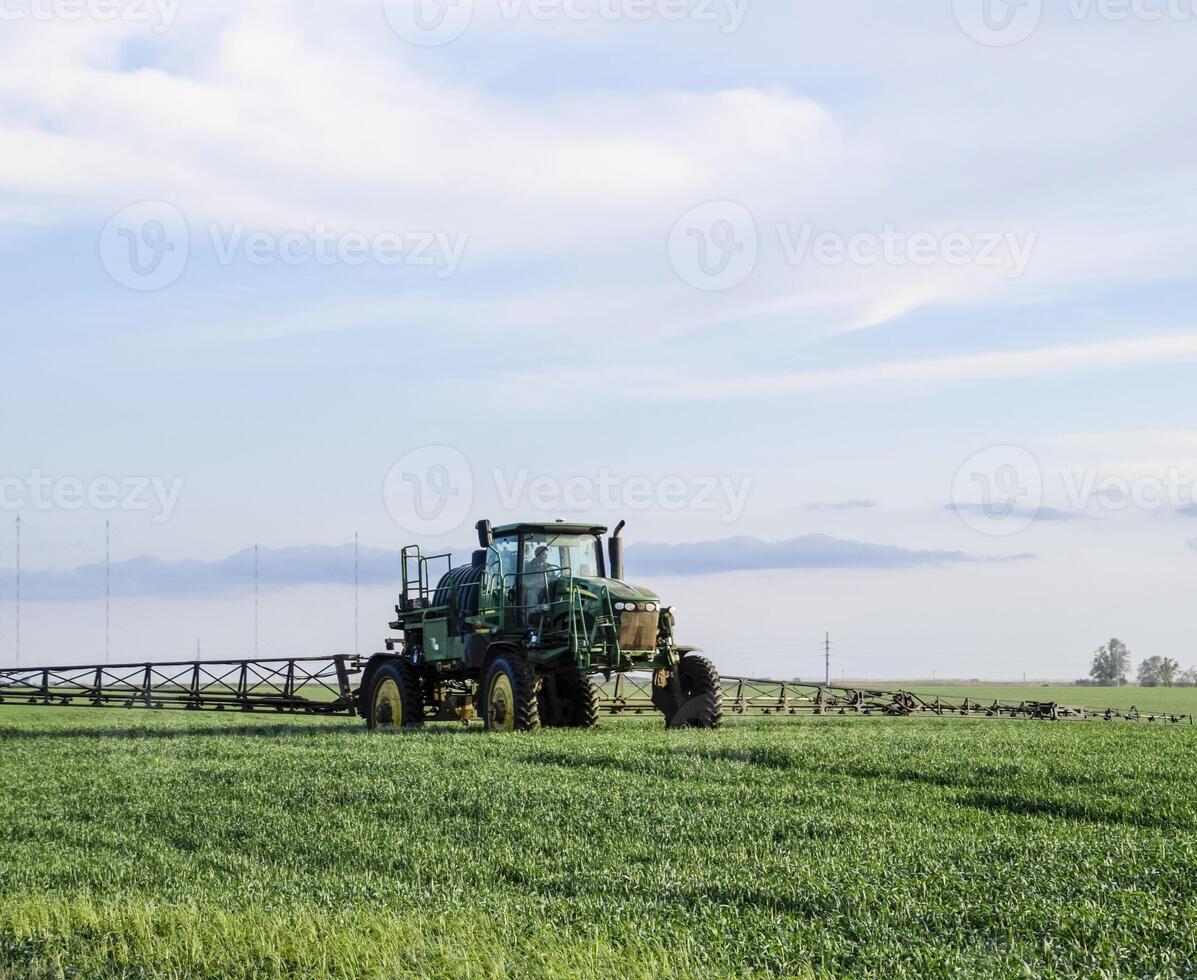 trator com uma spray dispositivo para finamente disperso fertilizante. foto