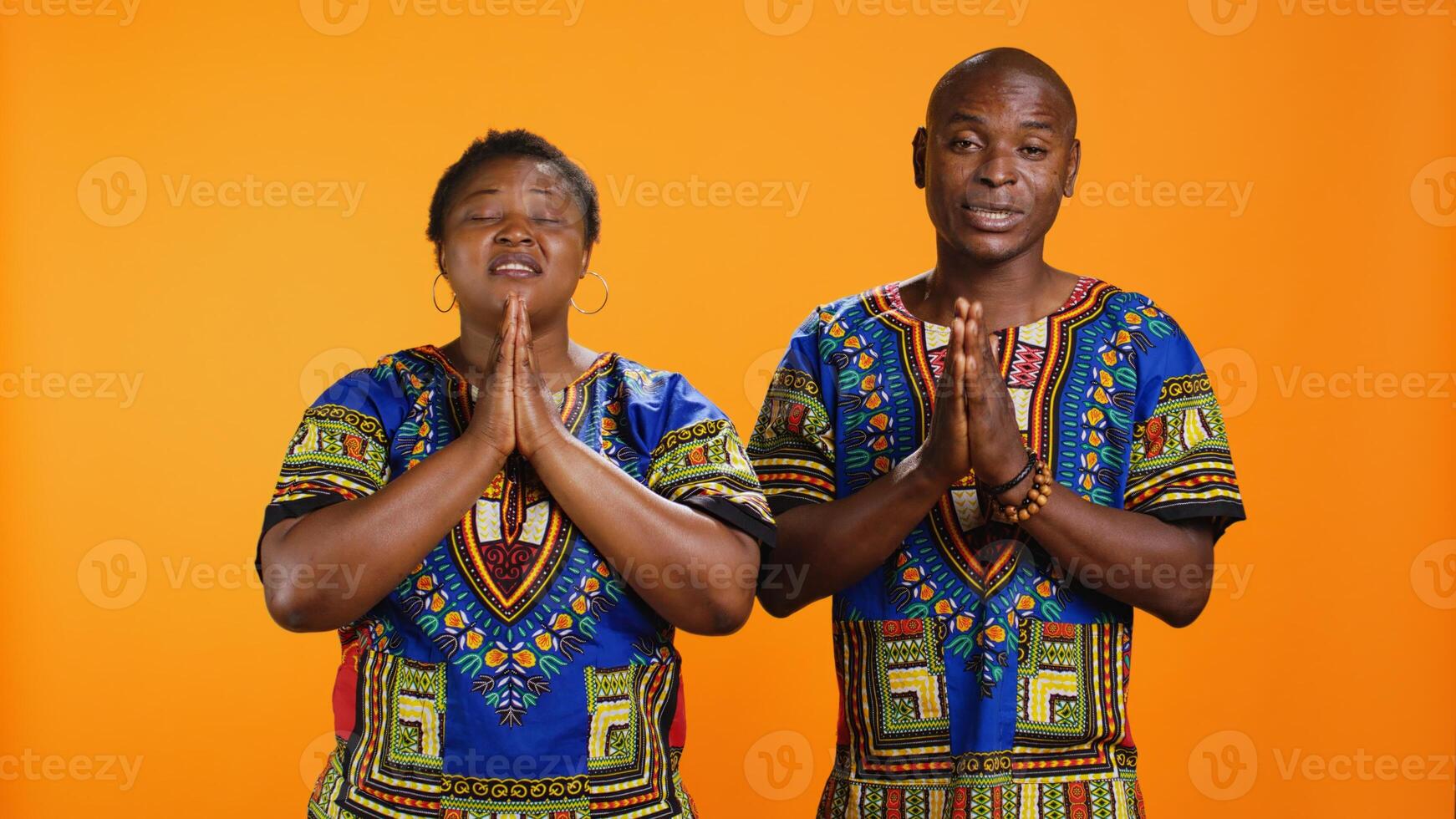 espiritual étnico pessoas posando com guardada mãos sinal, dizendo uma oração e Perguntando Jesus para fortuna. africano americano homem e mulher tendo crença dentro Deus e implorando para Boa sorte ou paz. foto