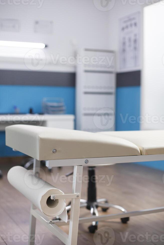 fechar-se tiro do a esvaziar exame cama dentro uma hospital sala. a detalhado imagem vitrines uma clínica escritório Onde pacientes pode faço compromissos e pegue consultas. foto