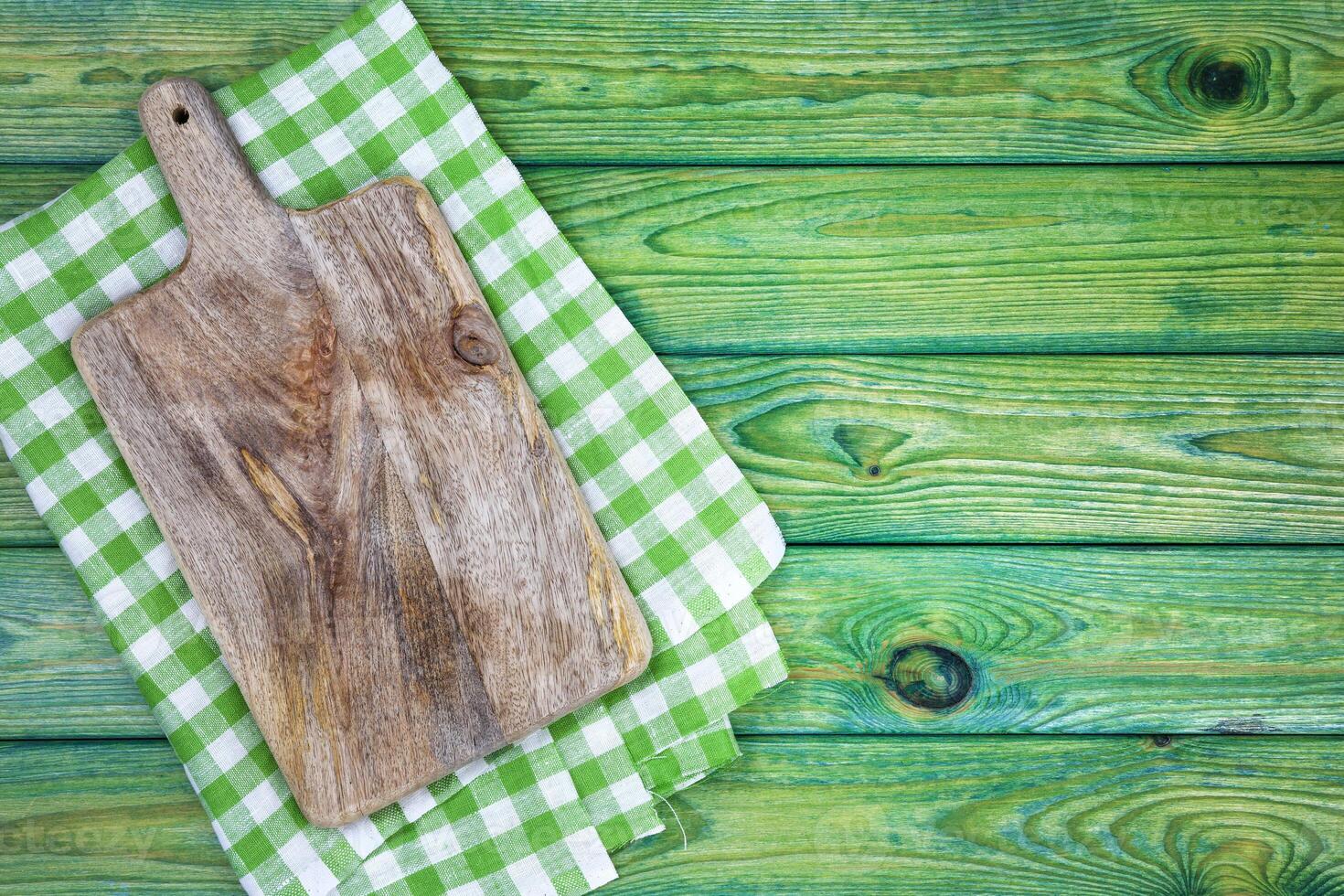 corte borda sobre verde xadrez toalha de mesa, topo Visão foto