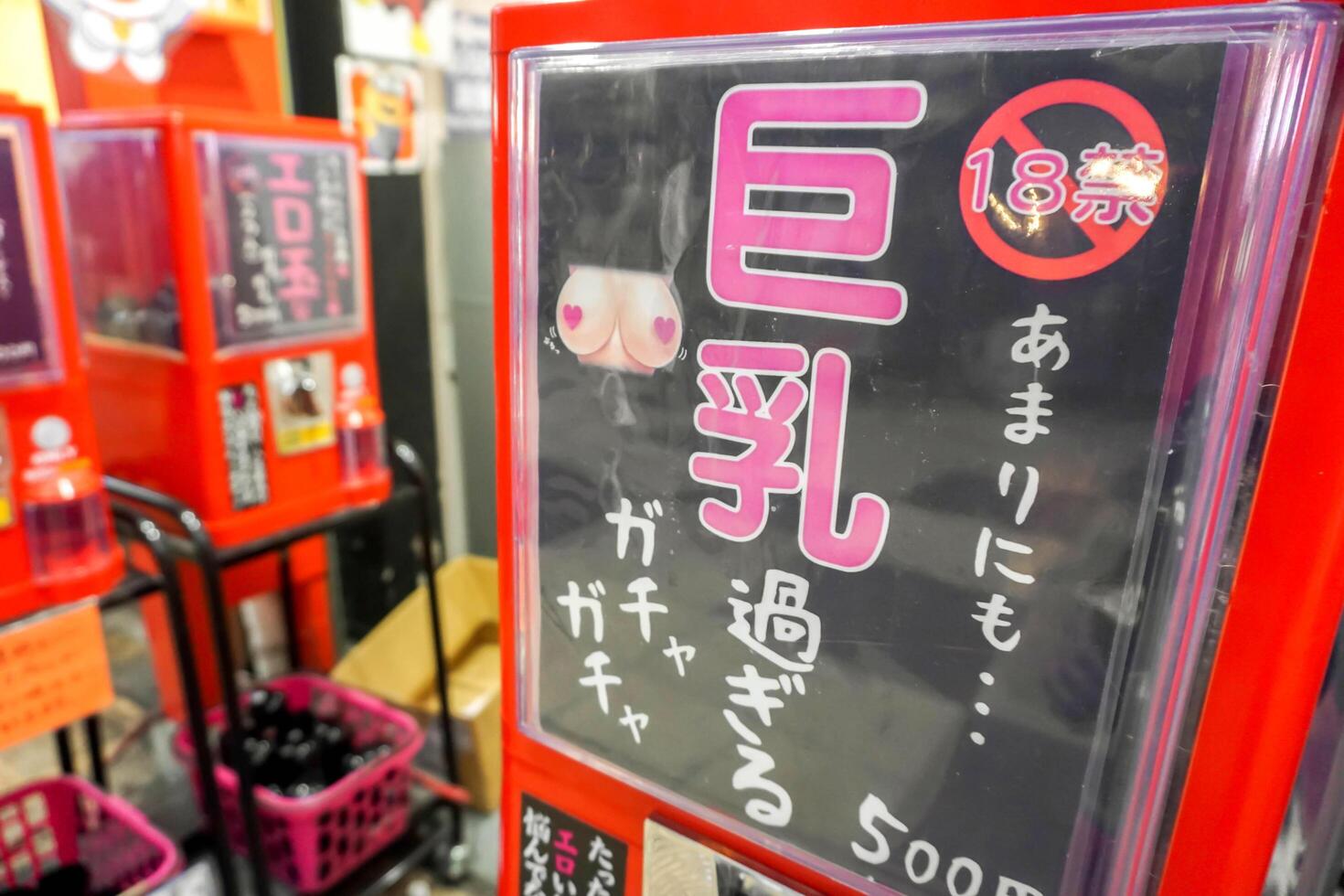Osaka cidade, Japão, 2023 - fechar-se caixa e placa do japonês cápsula brinquedos Gashapon para adultos dentro brinquedo fazer compras. dentro uma cápsulas é produtos este focos em sexo e vender caro que normal. foto