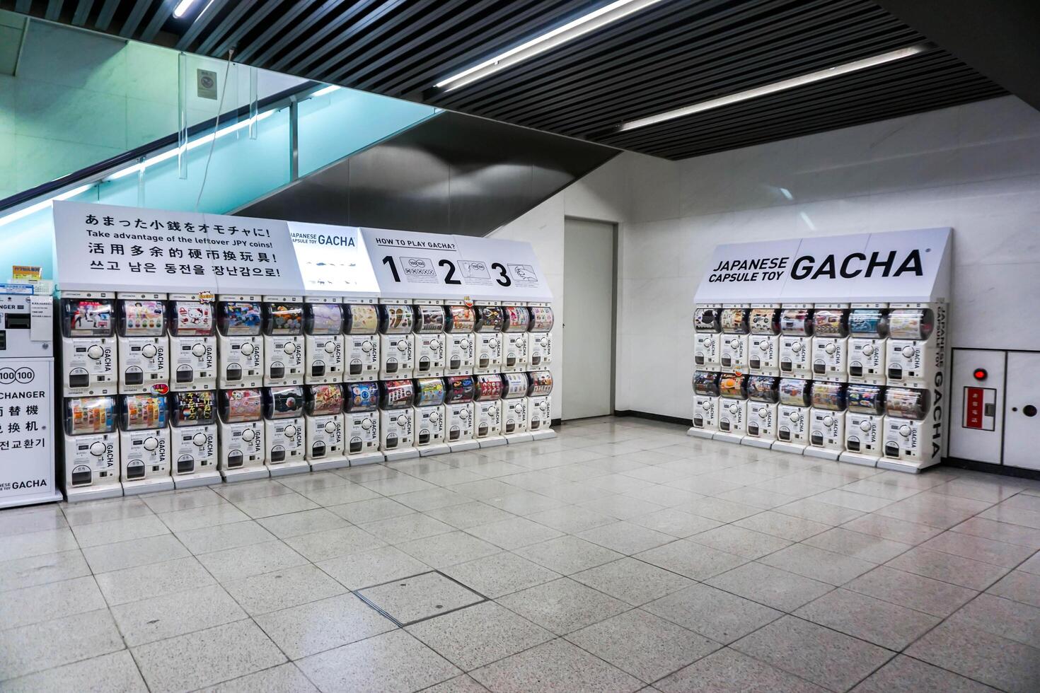 Osaka cidade, Japão, 2023 - grande quantidade do gachapon vending máquina dentro kansai internacional aeroporto. gachapon é a 1 do vending máquina dispensada cápsula brinquedos popular dentro Japão. foto