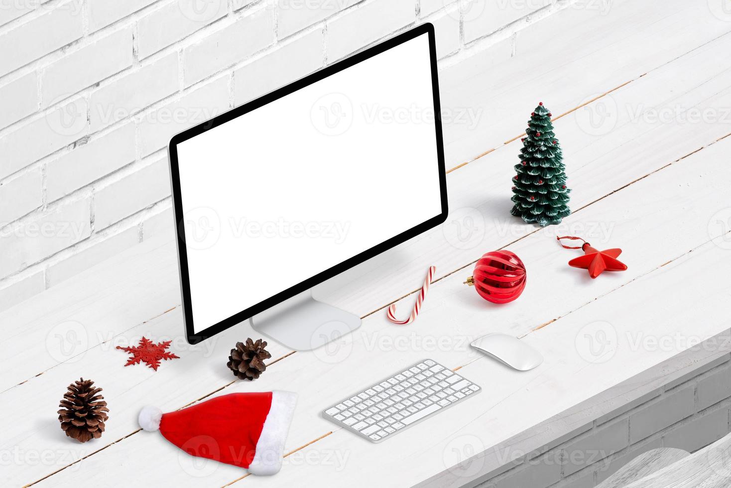 maquete de exibição de computador na mesa de trabalho, rodeada de decorações de Natal. vista isométrica foto