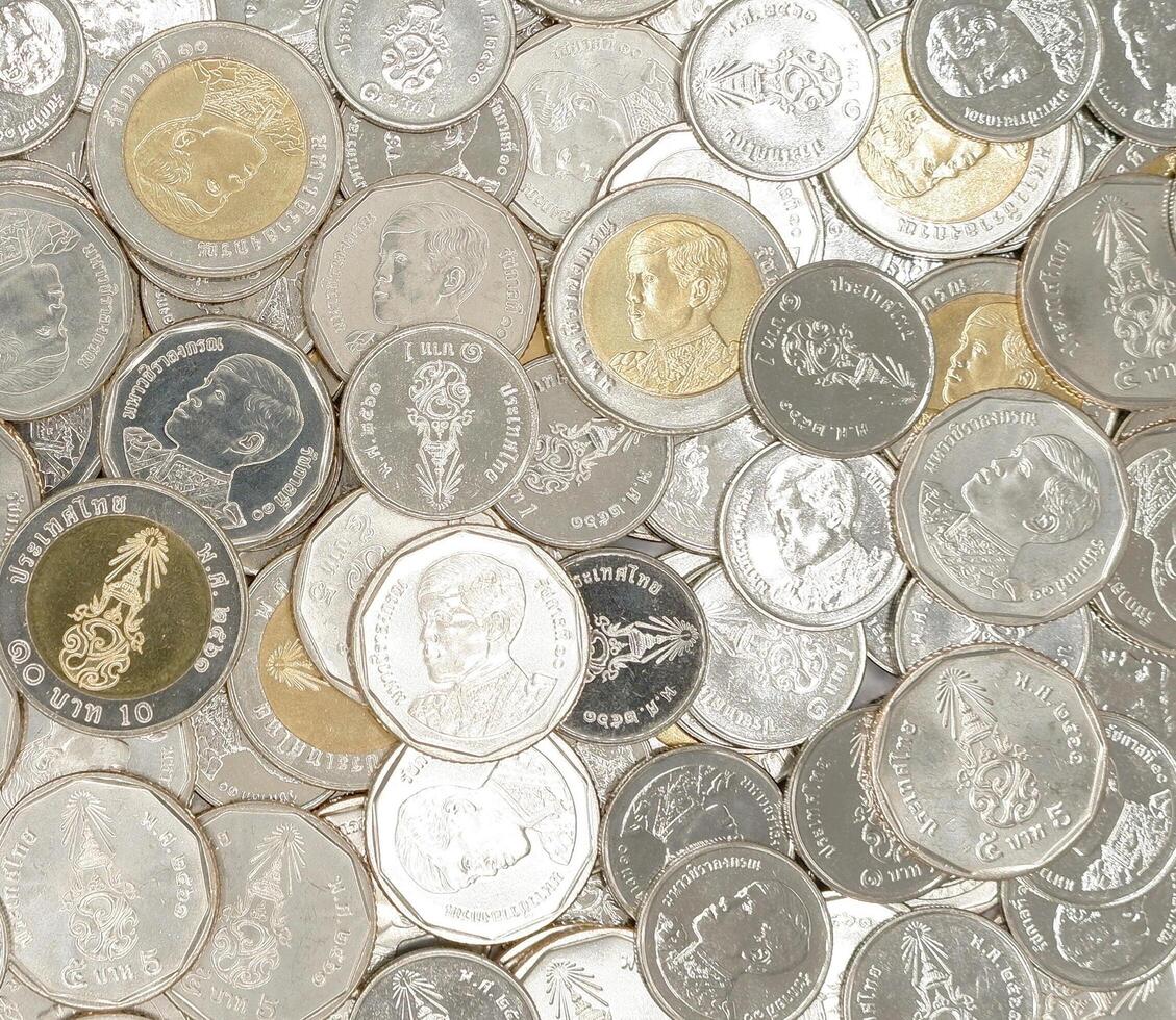 pilha do tailandês baht moedas. o negócio e finança conceito. foto