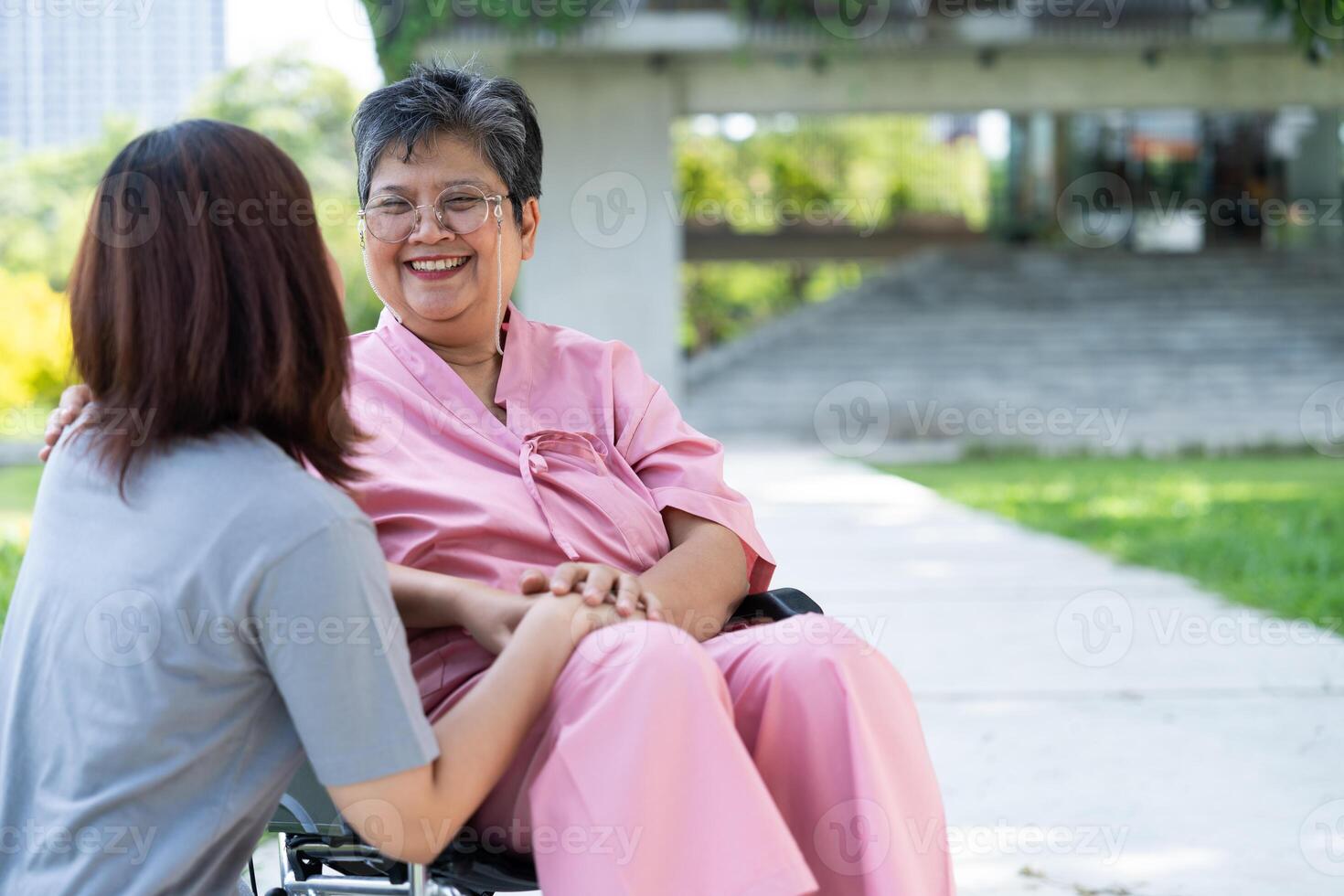 ásia Cuidado cuidador ou enfermeira levando Cuidado do a paciente dentro uma cadeira de rodas. conceito do uma feliz aposentadoria com Cuidado a partir de uma cuidador e poupança e Senior saúde seguro, encorajar a paciente foto