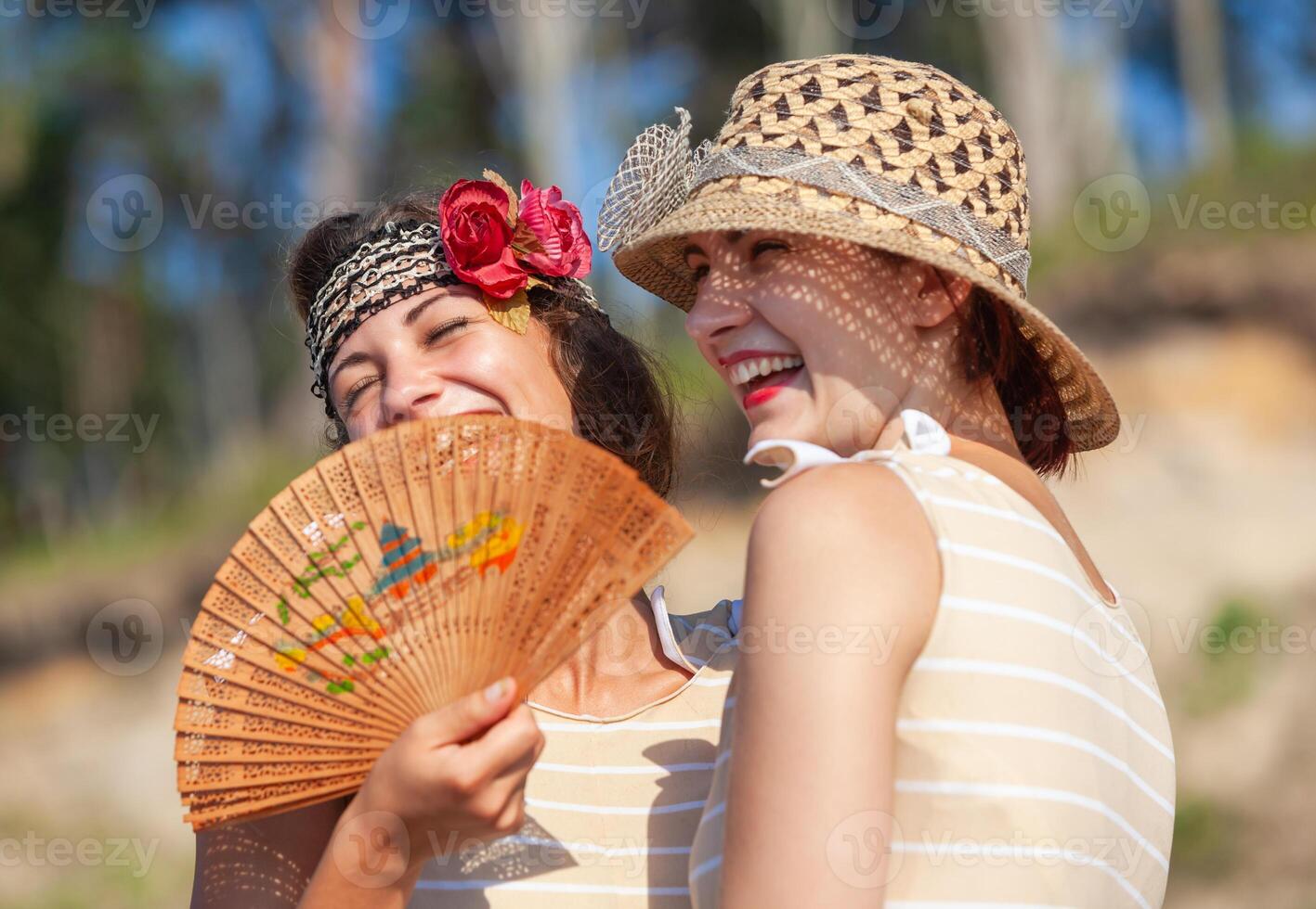 dois jovem mulheres dentro retro maiôs de a mar foto