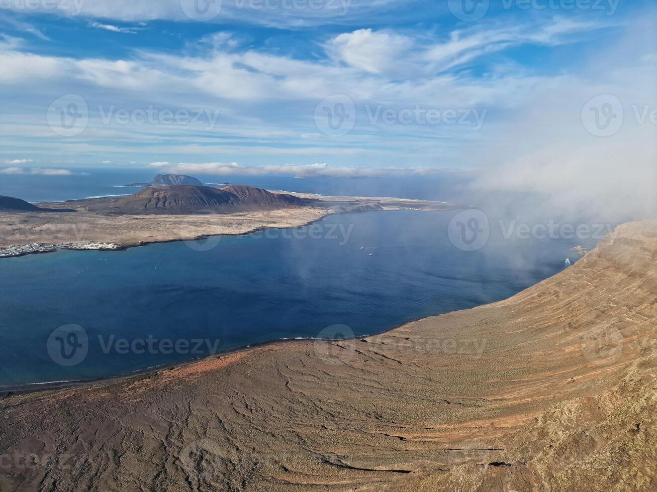 mirador del rio, lanzarote icônico ponto de vista, ofertas uma tirar o fôlego panorama do a atlântico e vizinho ilhas. foto