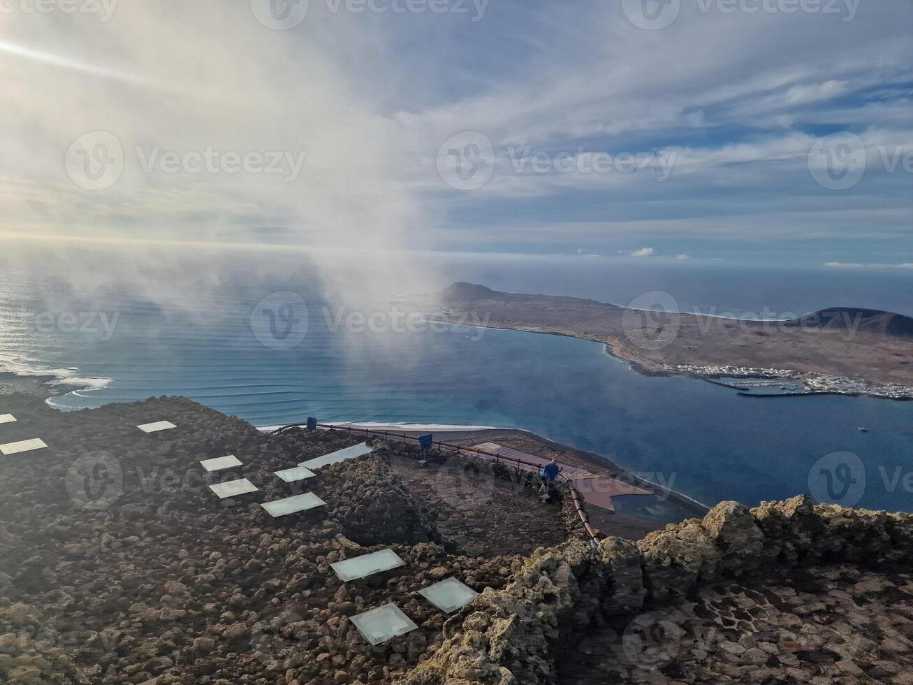 mirador del rio, lanzarote icônico ponto de vista, ofertas uma tirar o fôlego panorama do a atlântico e vizinho ilhas. foto