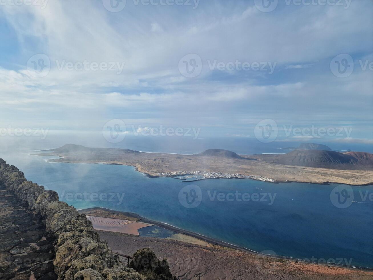 mirador del rio, lanzarote icônico ponto de vista, ofertas uma tirar o fôlego panorama do a atlântico e vizinho ilhas. foto