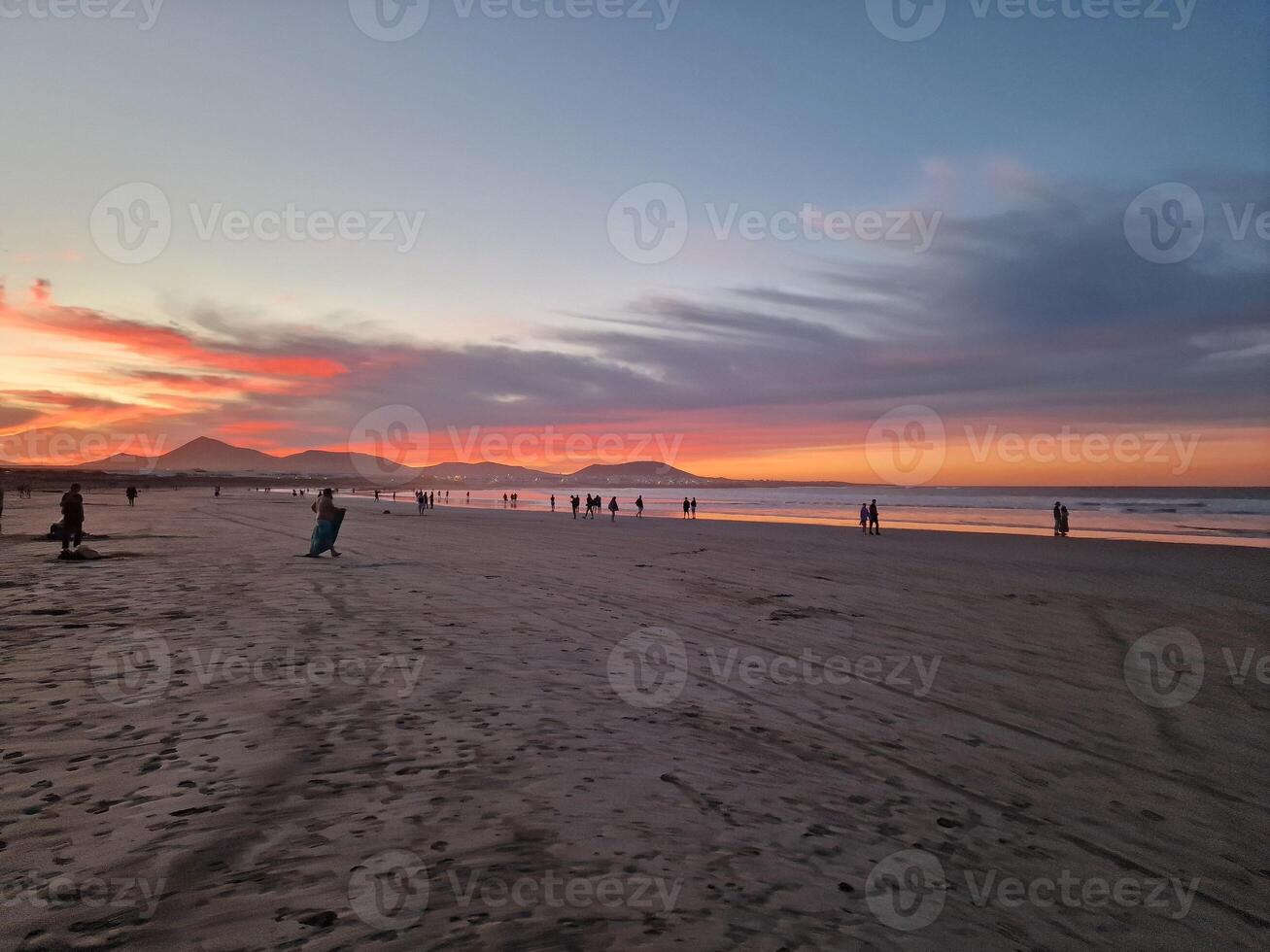 pôr do sol em Famara de praia em Lanzarote ilha foto