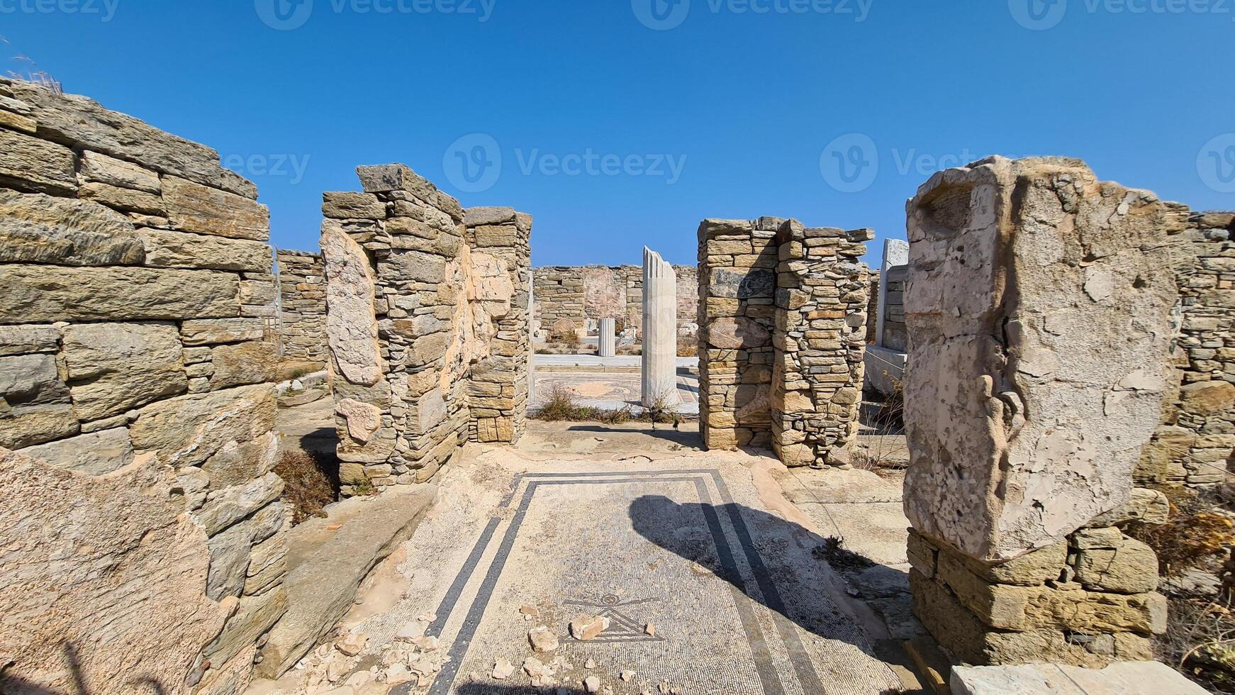 Delos ilha, uma jóia dentro a egeu mar, detém rico mitológico e arqueológico significado foto