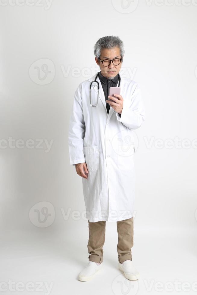 médico sênior asiático foto