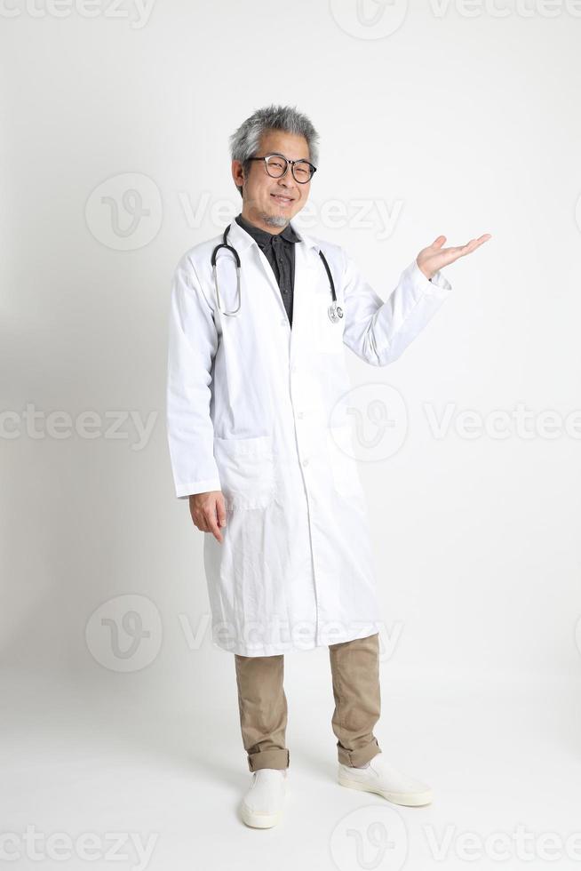 médico sênior asiático foto