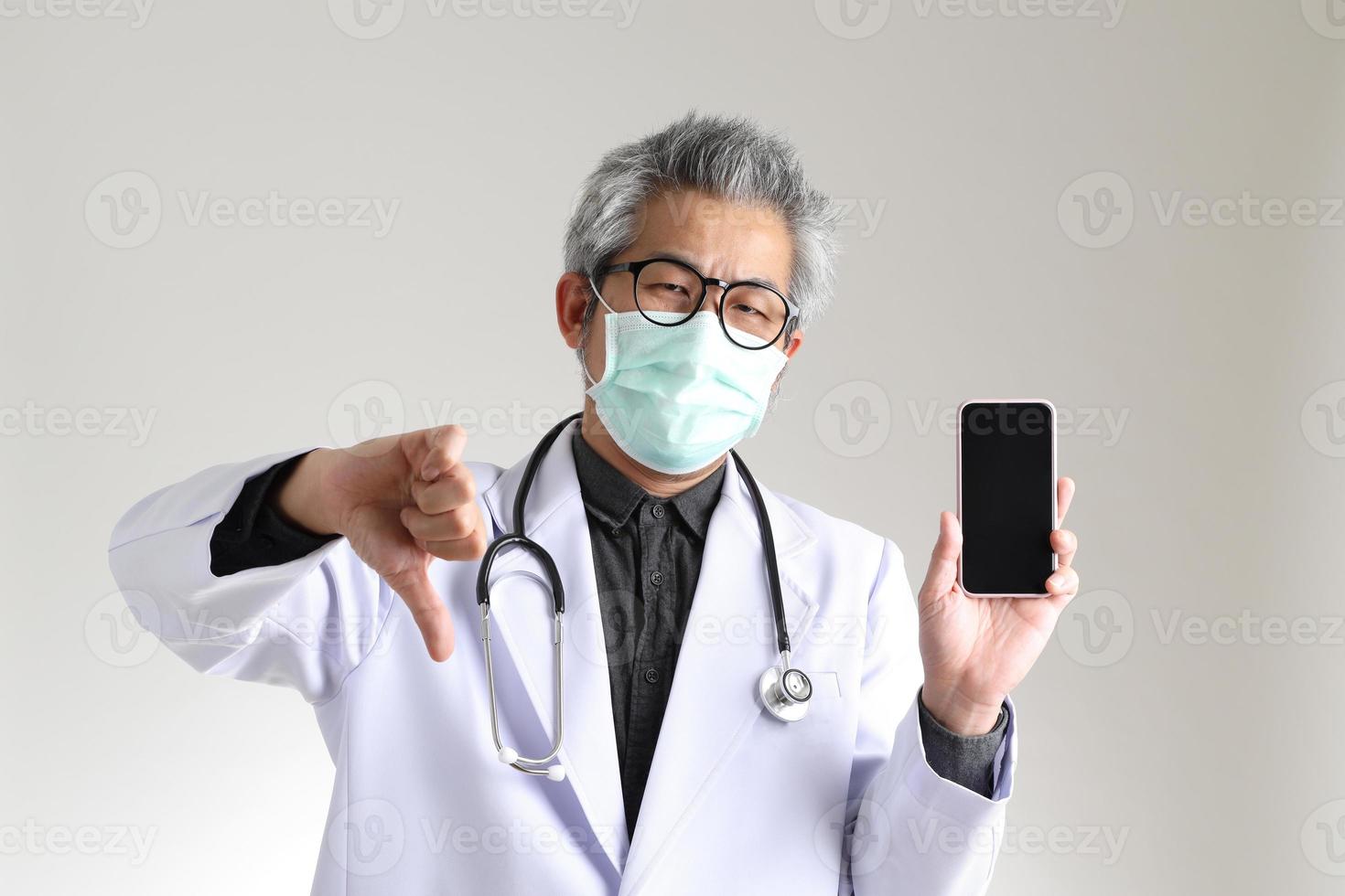 médico sênior asiático foto