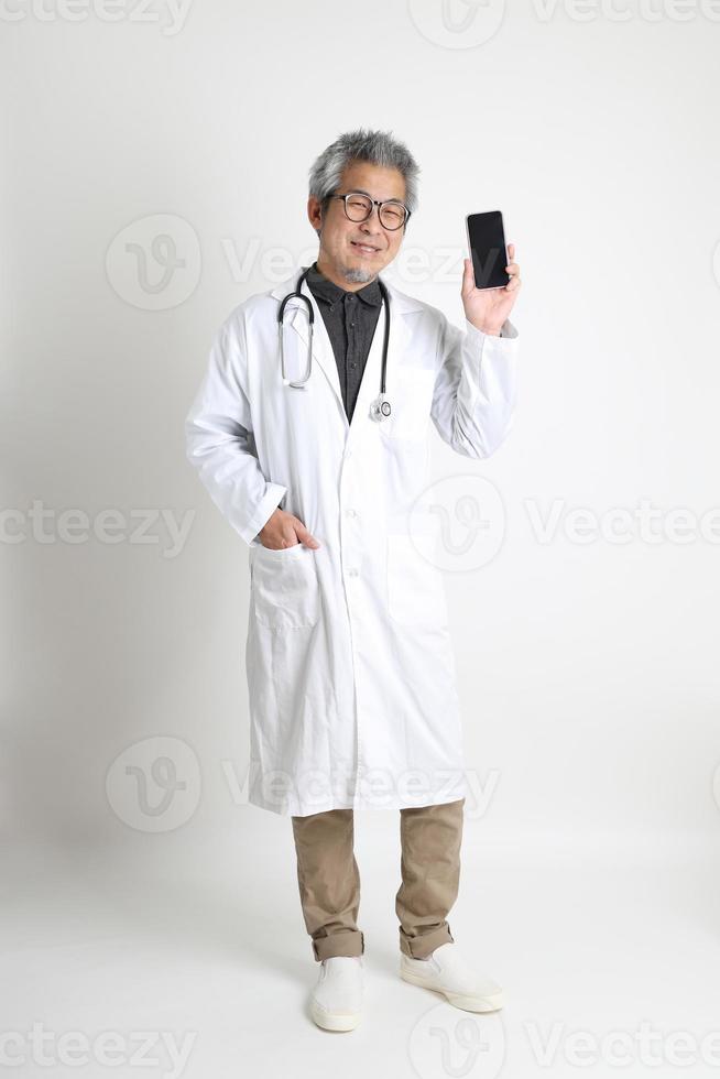 médico sênior asiático foto