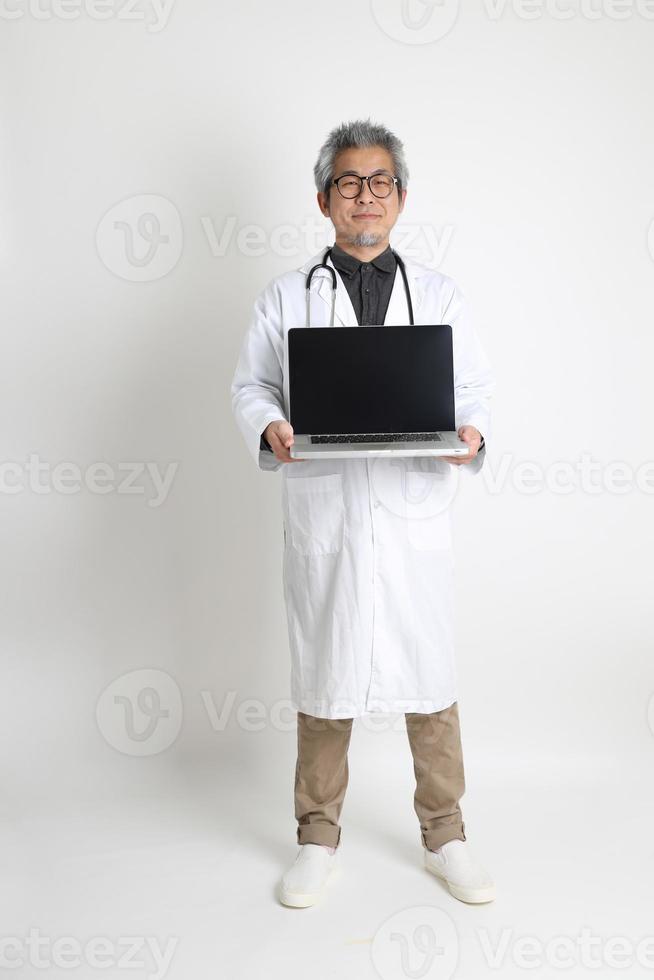 médico asiático sênior foto