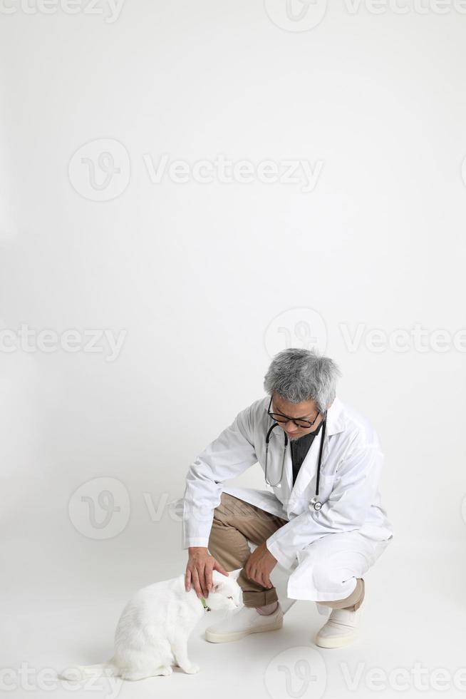 médico sênior asiático foto