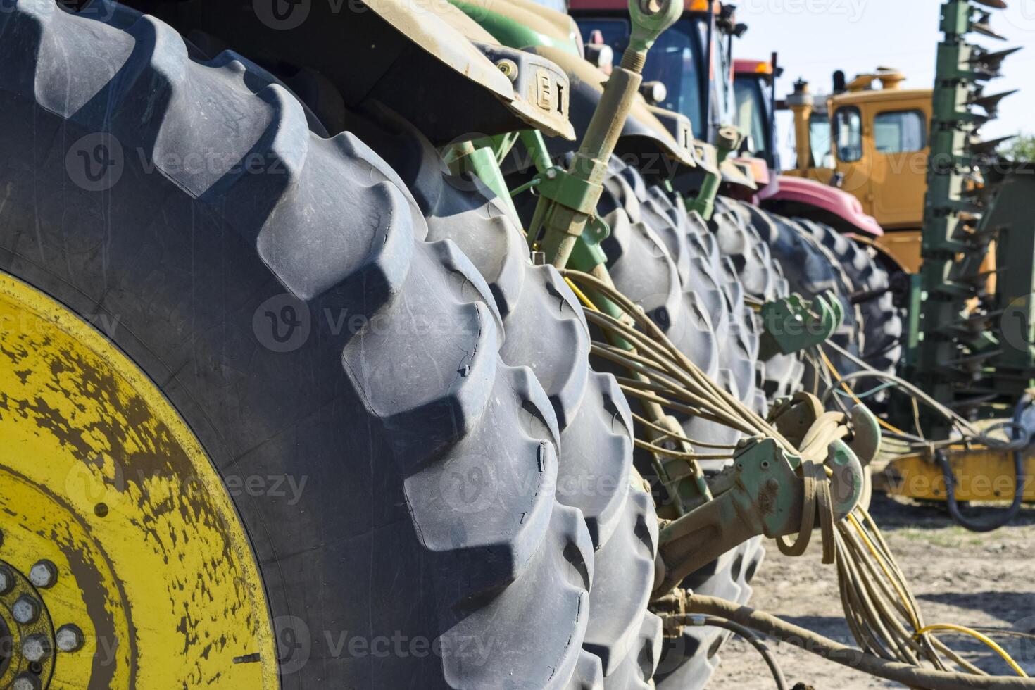 traseiro rodas do a trator. trator. agrícola maquinaria. foto