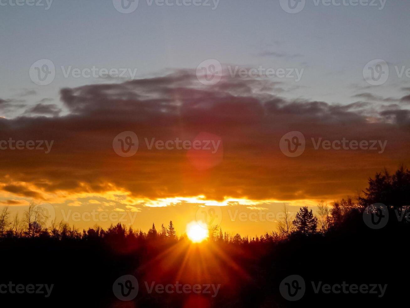 panorama do a pôr do sol. lindo céu. a cores do pôr do sol. foto