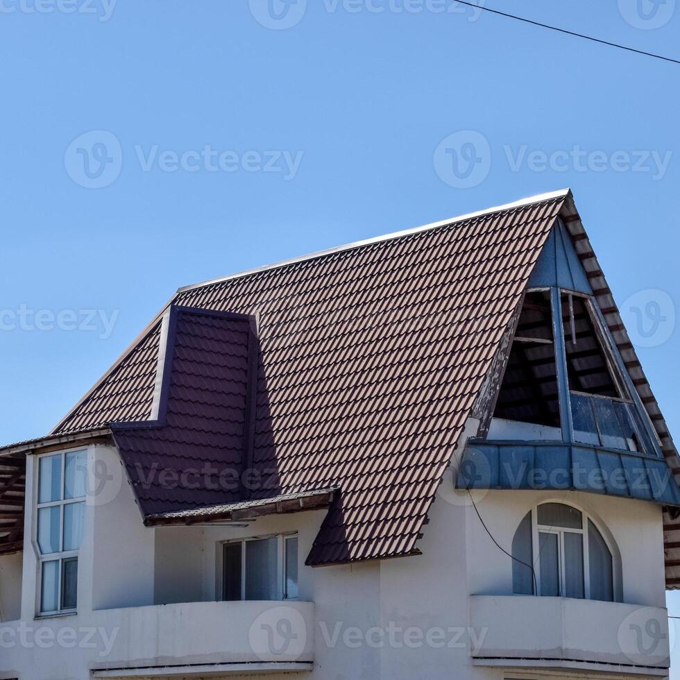 separado casa com uma cobertura fez do aço folhas. foto