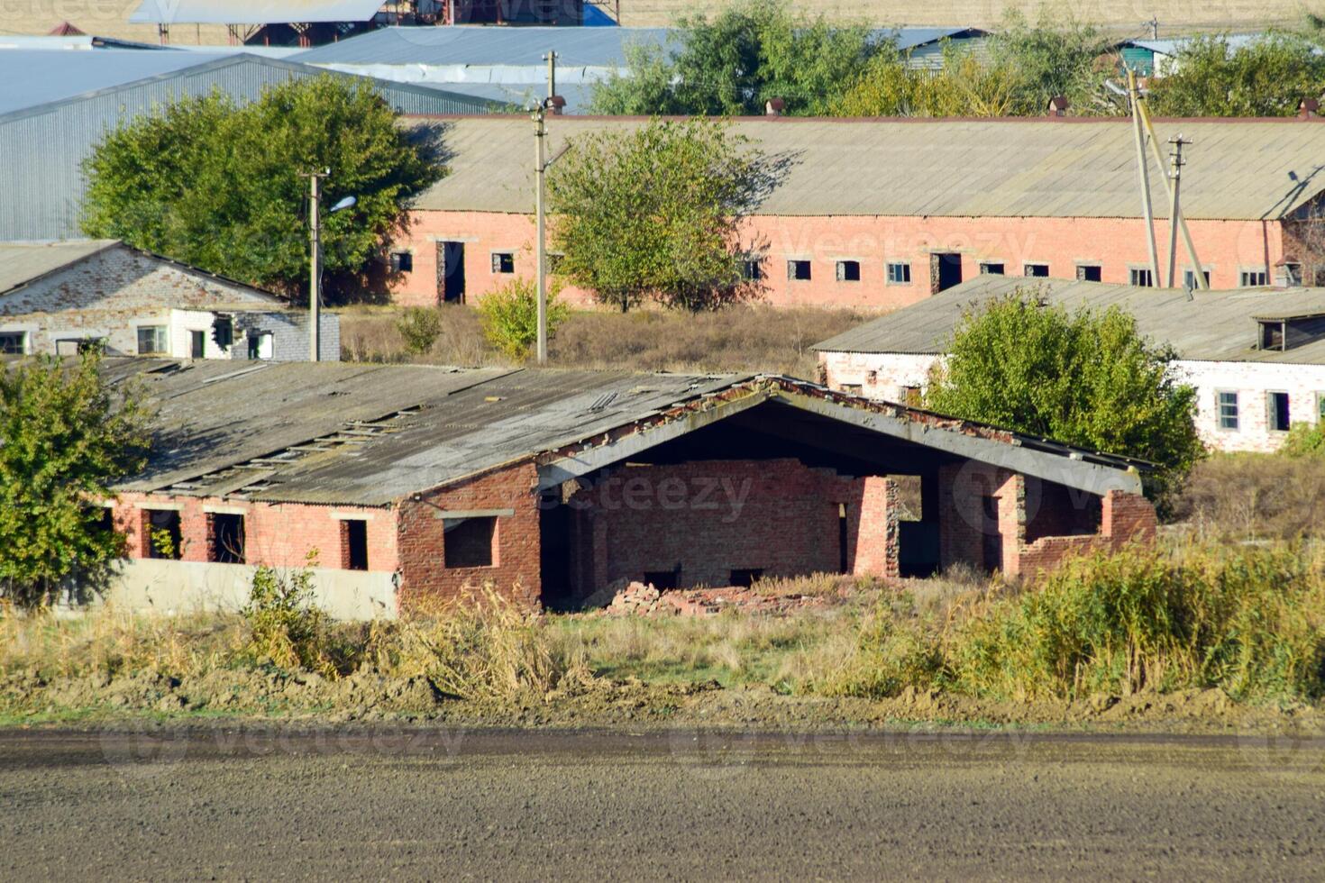 velho abandonado edifícios do a antigo fábrica e armazéns. a destruído essencial óleo plantar. soviético herança. velho tijolo edifícios. assentamento dentro a Kuban. foto