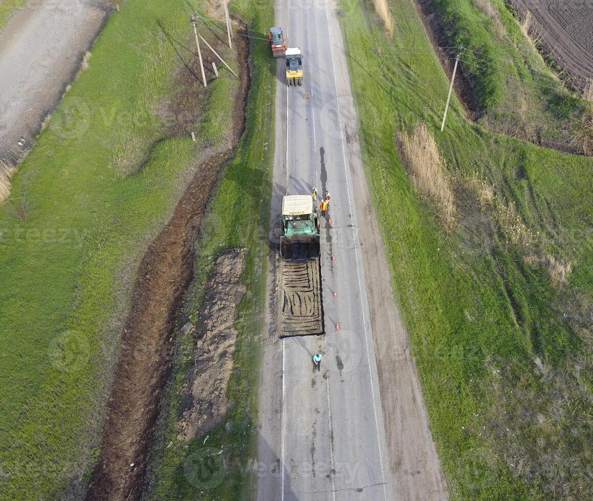 topo Visão do a estrada reparar. técnica para reparar do asfalto. substituição do asfalto pavimento. foto