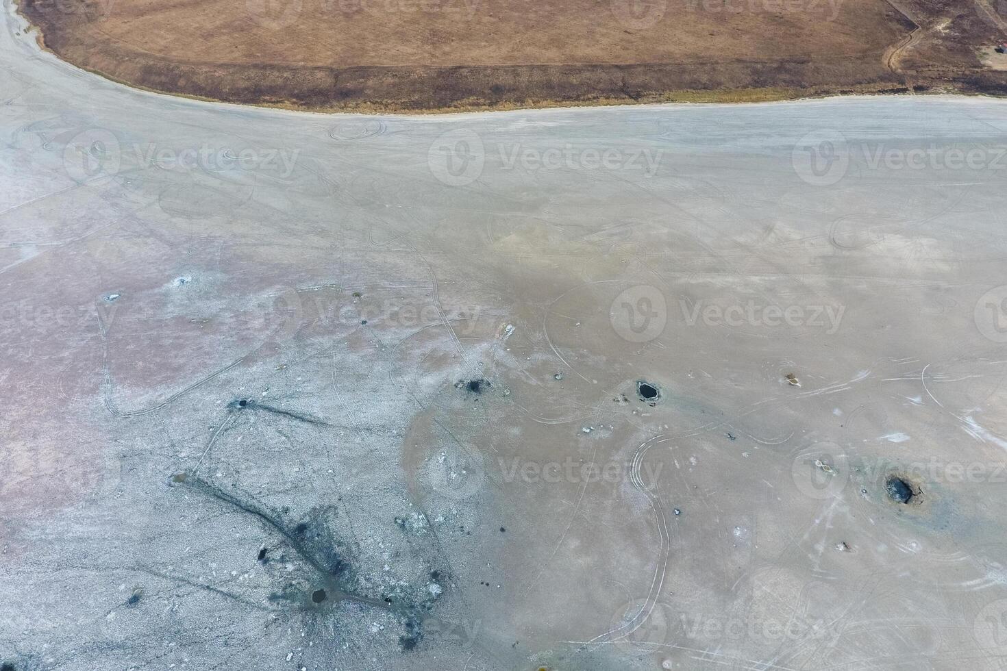 topo Visão do a sal lago lama fontes. externo semelhança com crateras. lama cura molas foto